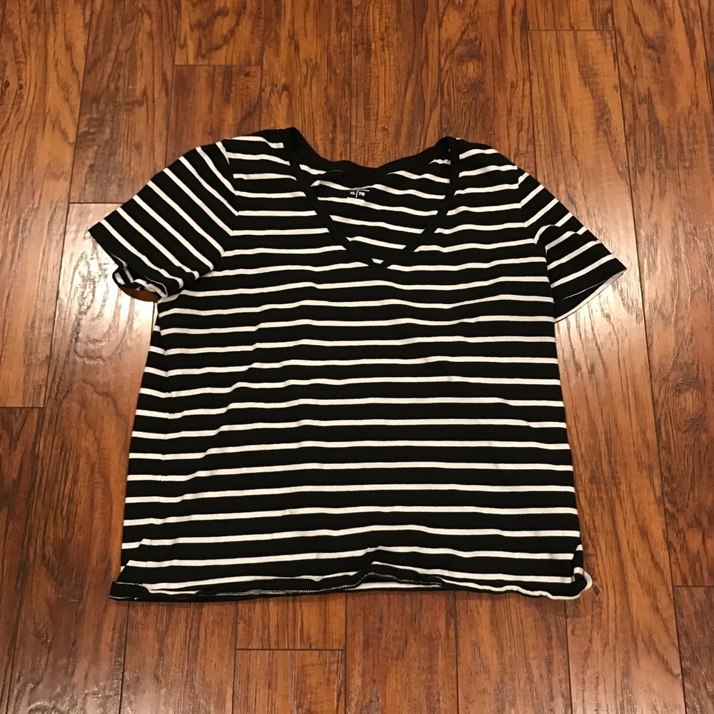 LIKE NEW Relaxed v neck